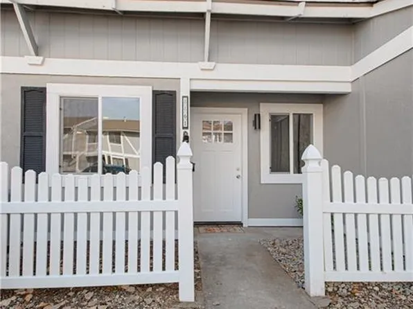 8861 Carriage Dr, Lenexa, KS 66215