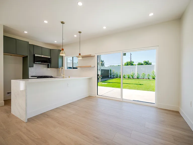 7107 Cozycroft Ave #3 — Photo 10