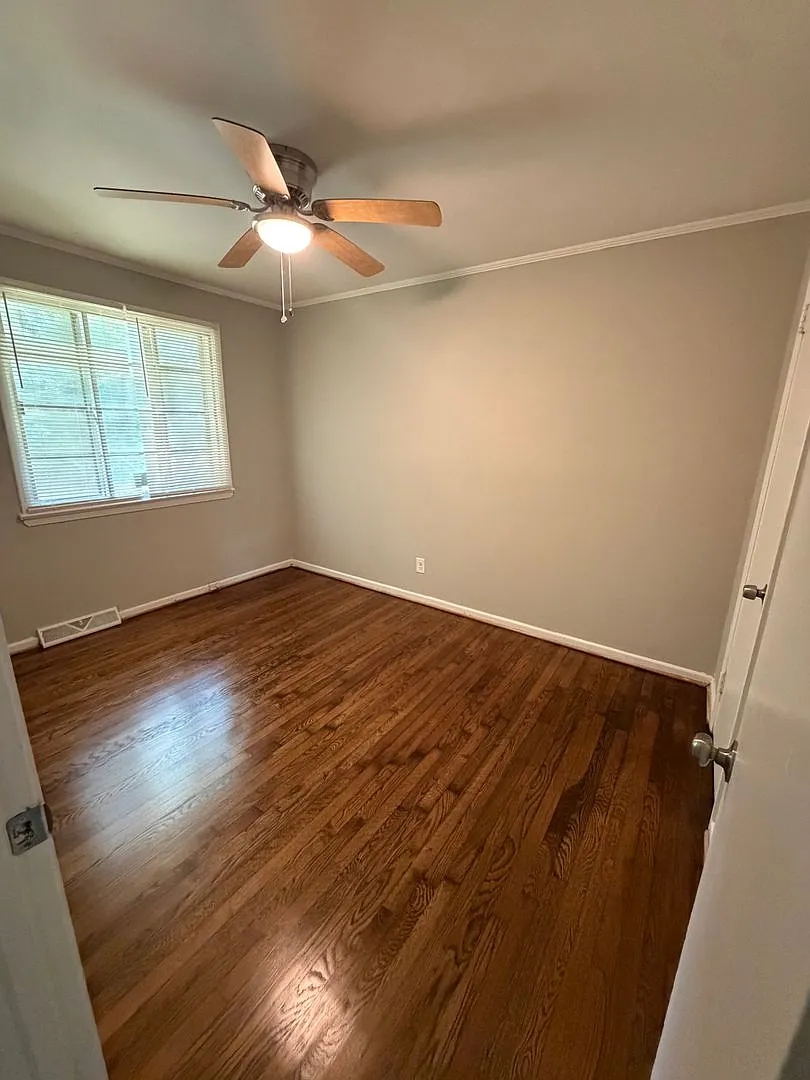 7 minutes away from Bank of America Stadium!! Move in Ready — Photo 4