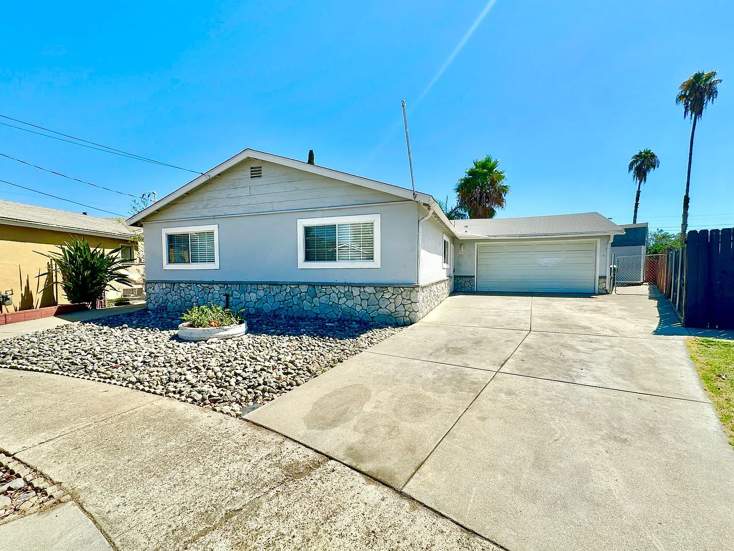 Light, Bright, and Lovely Single-Story Home, with Huge Yard Space and Ample Driveway Parking in E... — Photo 1