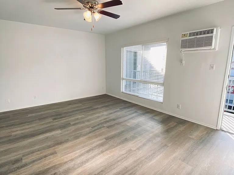 13860 Burbank Blvd — Photo 25