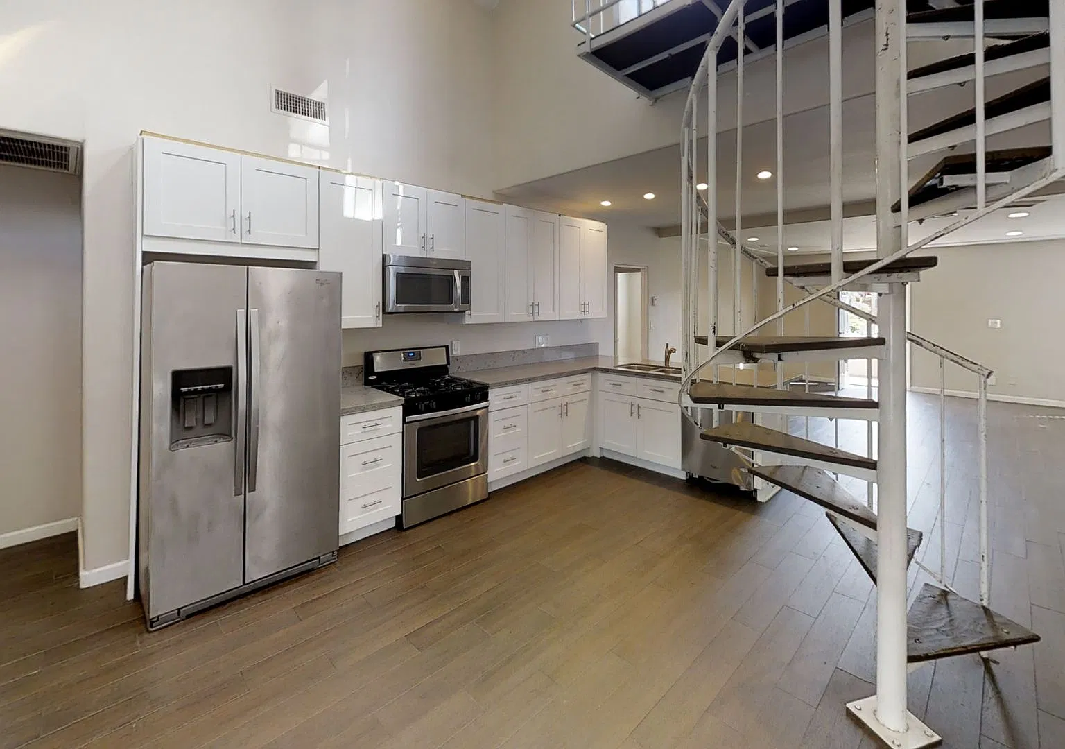 BIG House! Spacious bedrooms! Garage and Driveway Parking! — Photo 2