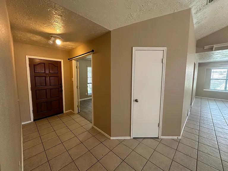 4045 Cavalry Dr — Photo 5