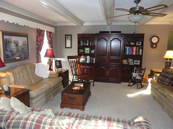 3rd image of 124 Surrey Ln