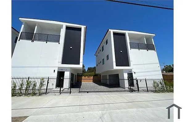Building Photo - 11453 Victory Blvd #2