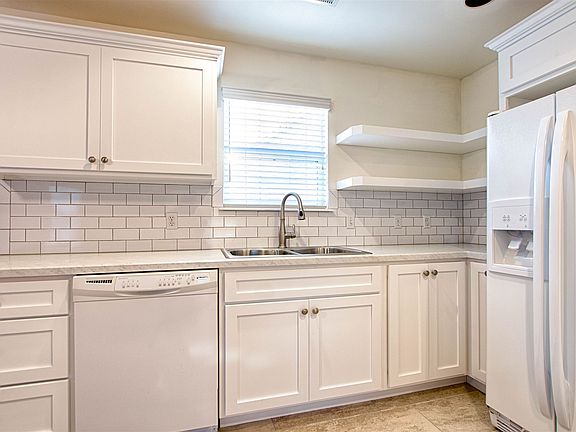 3rd image of 2821 Turnberry Ln