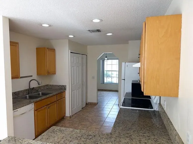 271 Hart Ln #6 — Photo 2
