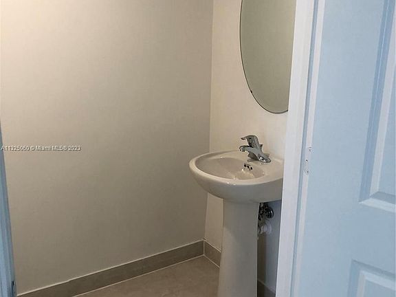 5th image of 2610 SE 13th St #0