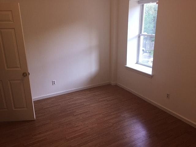 2nd image of 938 Farmington Ave #B