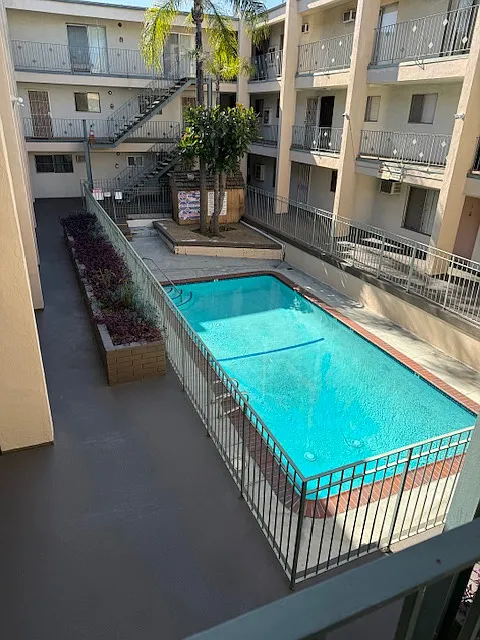 2 bed, 1.5 bath, 1000 sqft, $2,100 — Photo 2