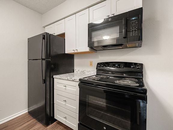 5th image of 1108 N Elm St #10