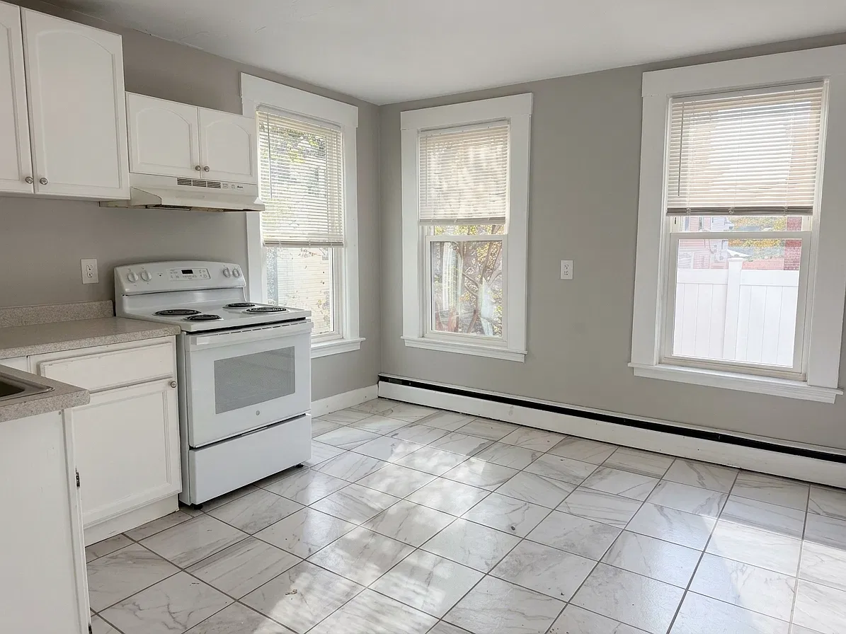 3 bed, 1200 sqft, $1,800 — Photo 1