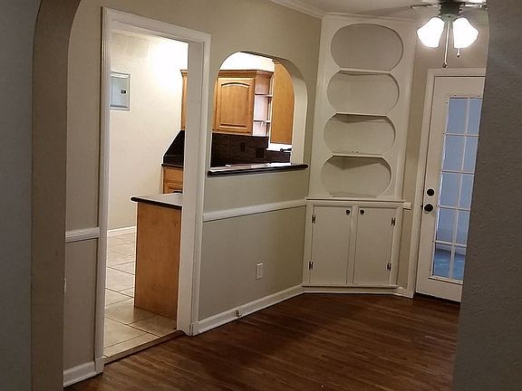 Dining to kitchen