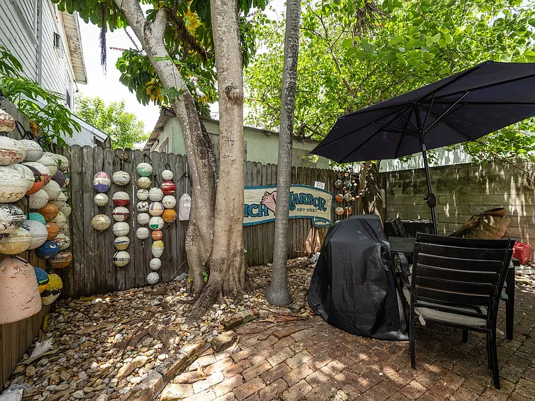 415 Julia St — Photo 24