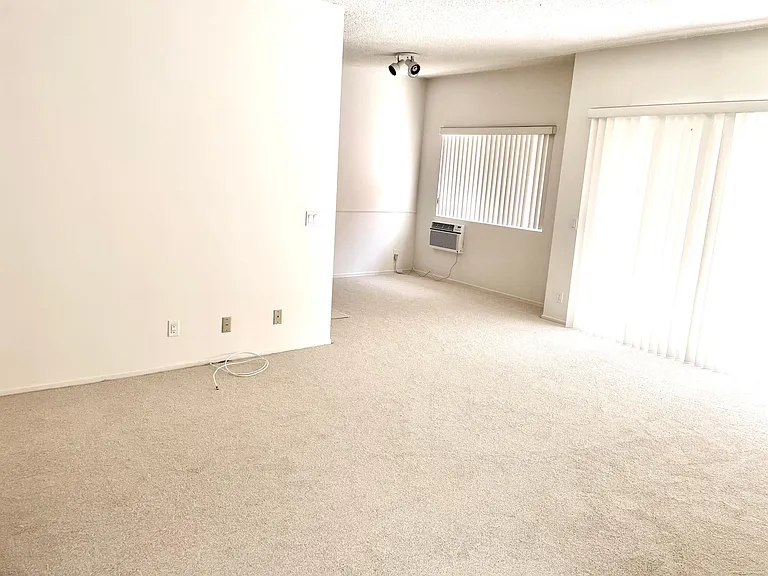1225 Barry Ave #6 — Photo 11