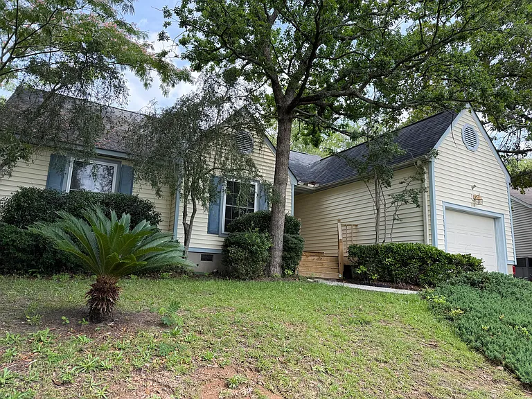 210 Suffolk Dr — Photo 3