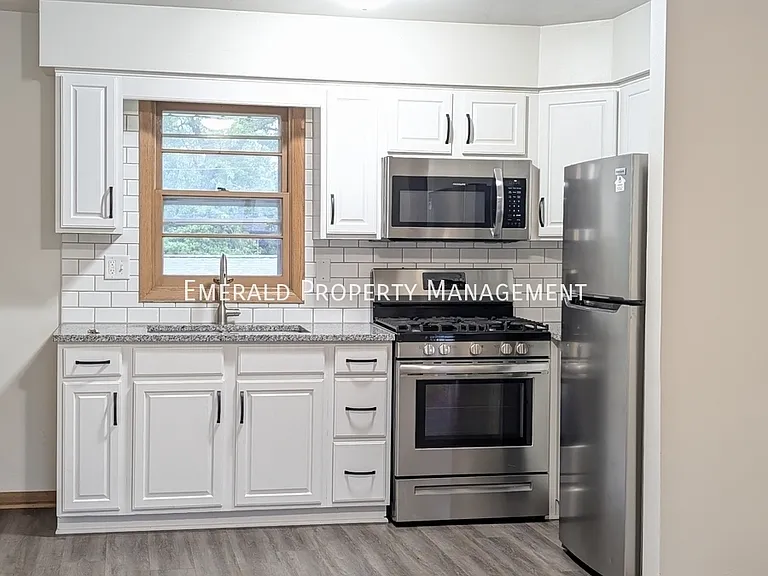 562 N Mulford Rd #4 — Photo 5