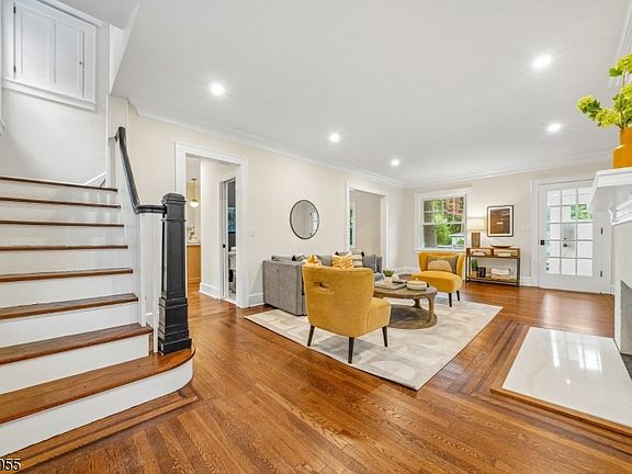 3rd image of 97 Oakview Ave