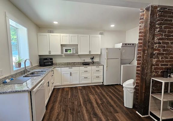 3rd image of 675 Lexington Ave SW #B