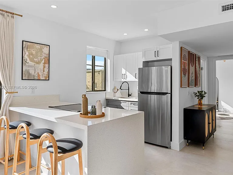 1144 SW 4th St #8 — Photo 4