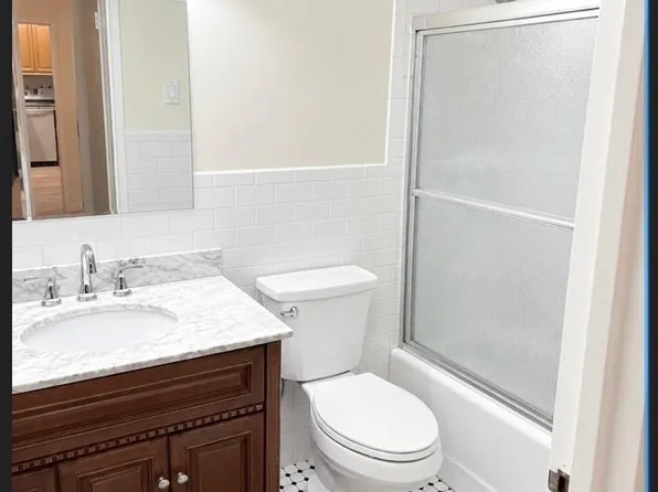 2 Bay Club Dr, Flushing, NY