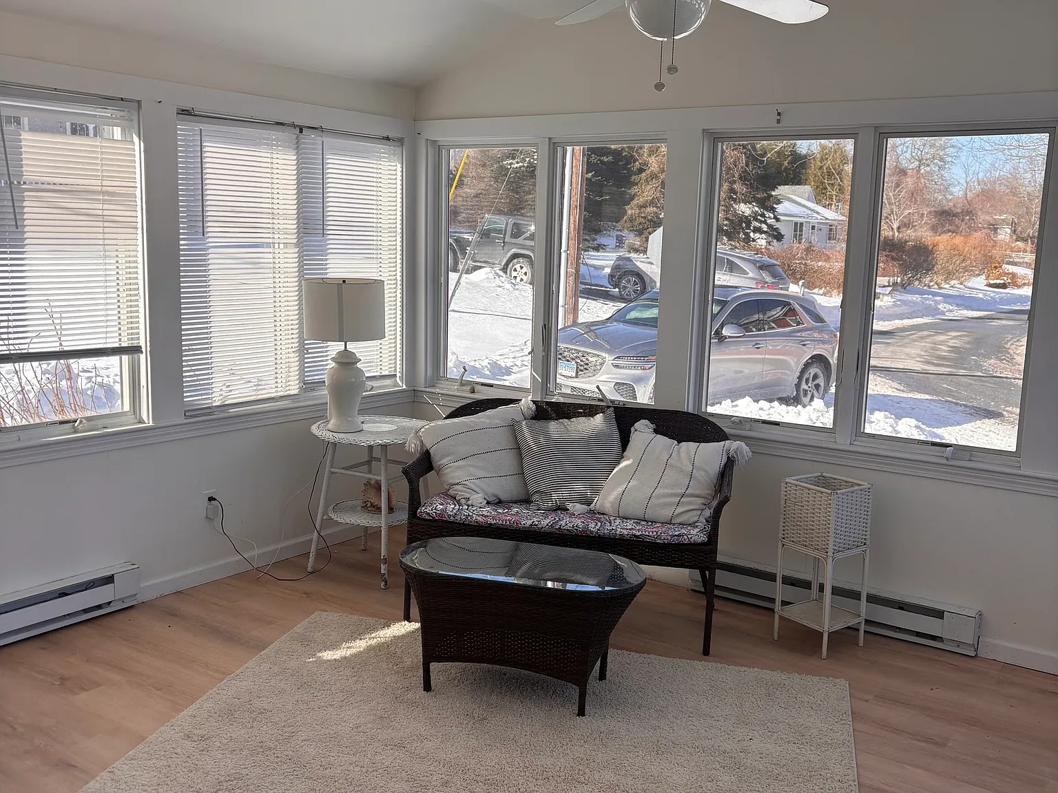 3 bed, 1.0 bath, 1320 sqft, $2,400 — Photo 4