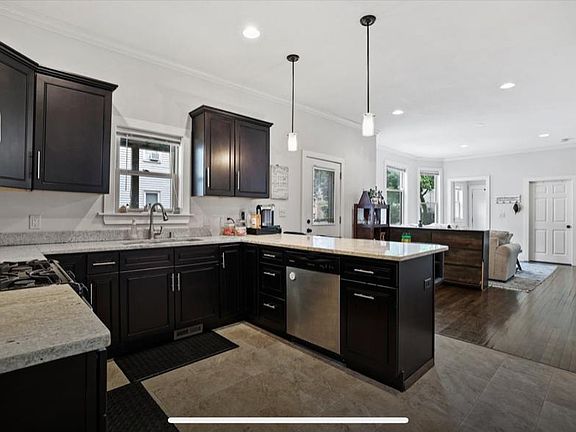 4th image of 609 E Lloyd St #609