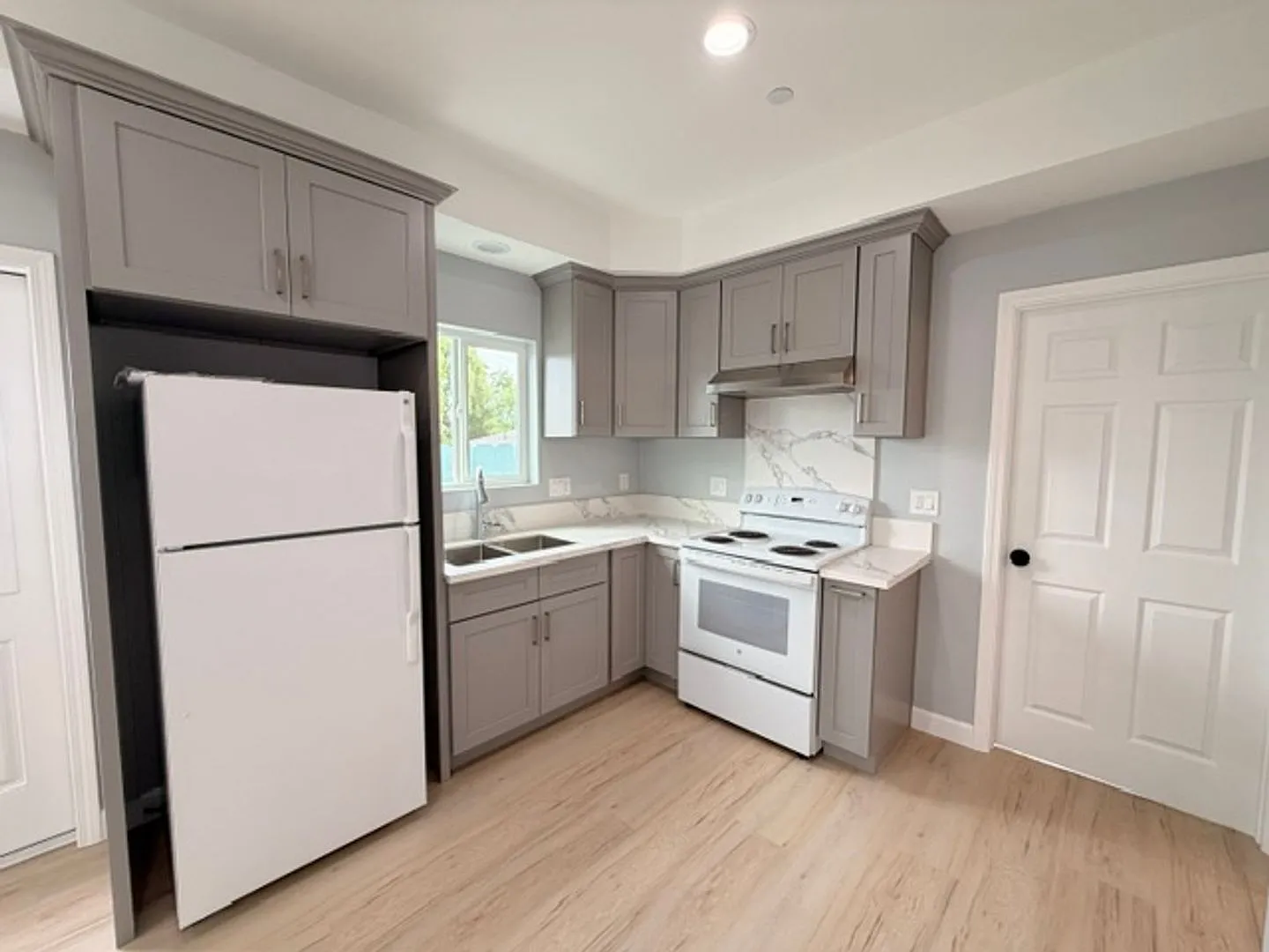 5256-5260 Groveland Drive — Photo 4
