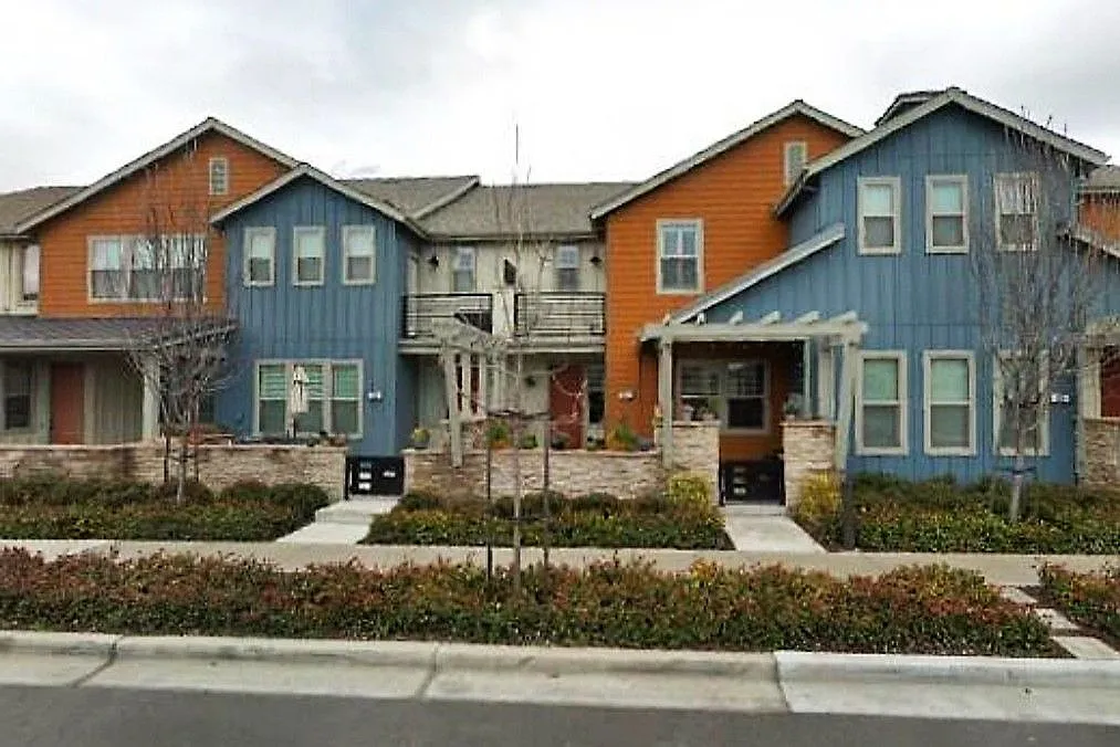 3 bed, 2.5 bath, 1696 sqft, $4,350 — Photo 1