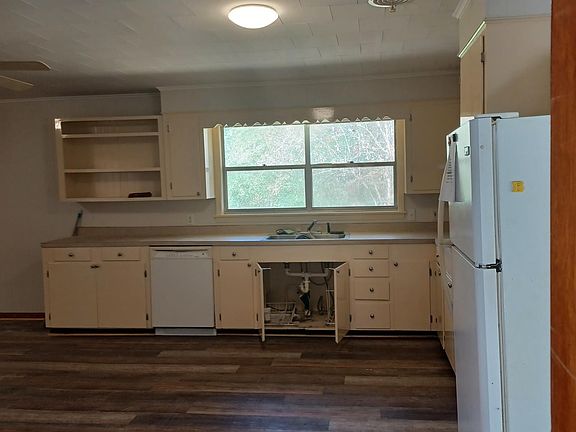 Huge kitchen complete with Fridge, microwave, dishwasher and stove/oven