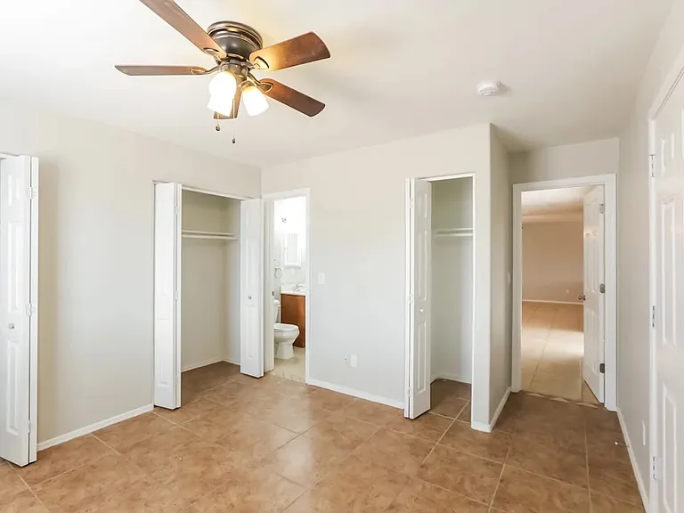 407 E Fremont Dr — Photo 5