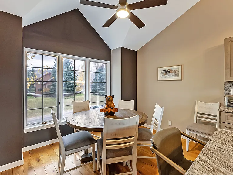 470 Homestead Dr — Photo 2