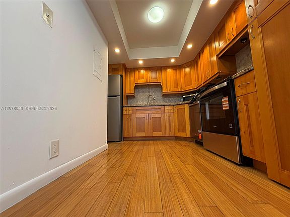 5th image of 2025 NE 164th St APT 1015