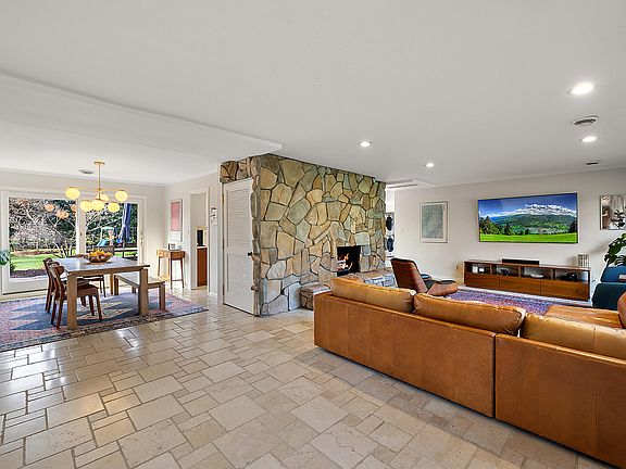 3rd image of 3090 Oakhill Dr