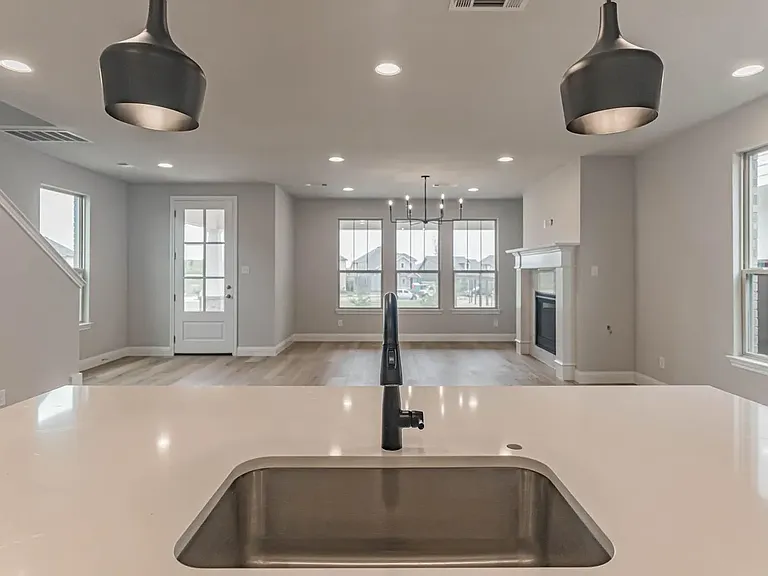 933 Carnation Dr — Photo 4