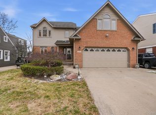 22432 Pointe Dr, Saint Clair Shores, MI