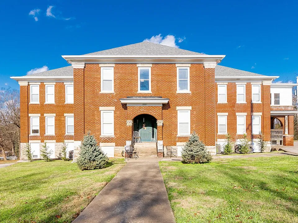 220 E Main St #3
