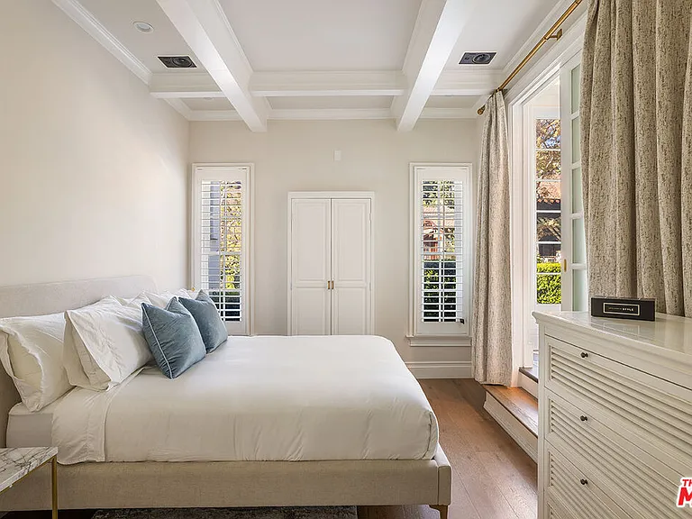 1460 N Doheny Dr — Photo 27