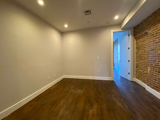 4th image of 558 Kosciusko St #1R
