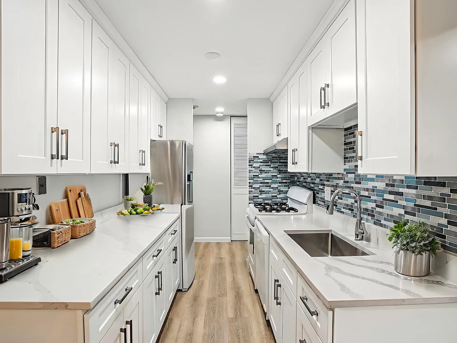 2 bed, 1.0 bath, 930 sqft, $2,290 — Photo 3