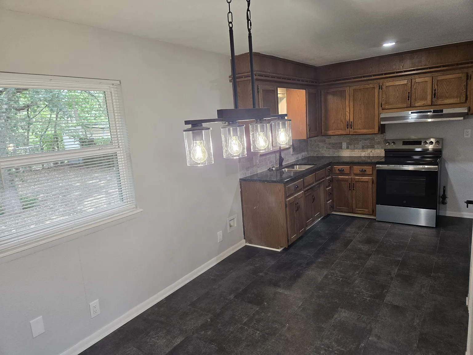 2 bed, 940 sqft, $1,050 — Photo 3
