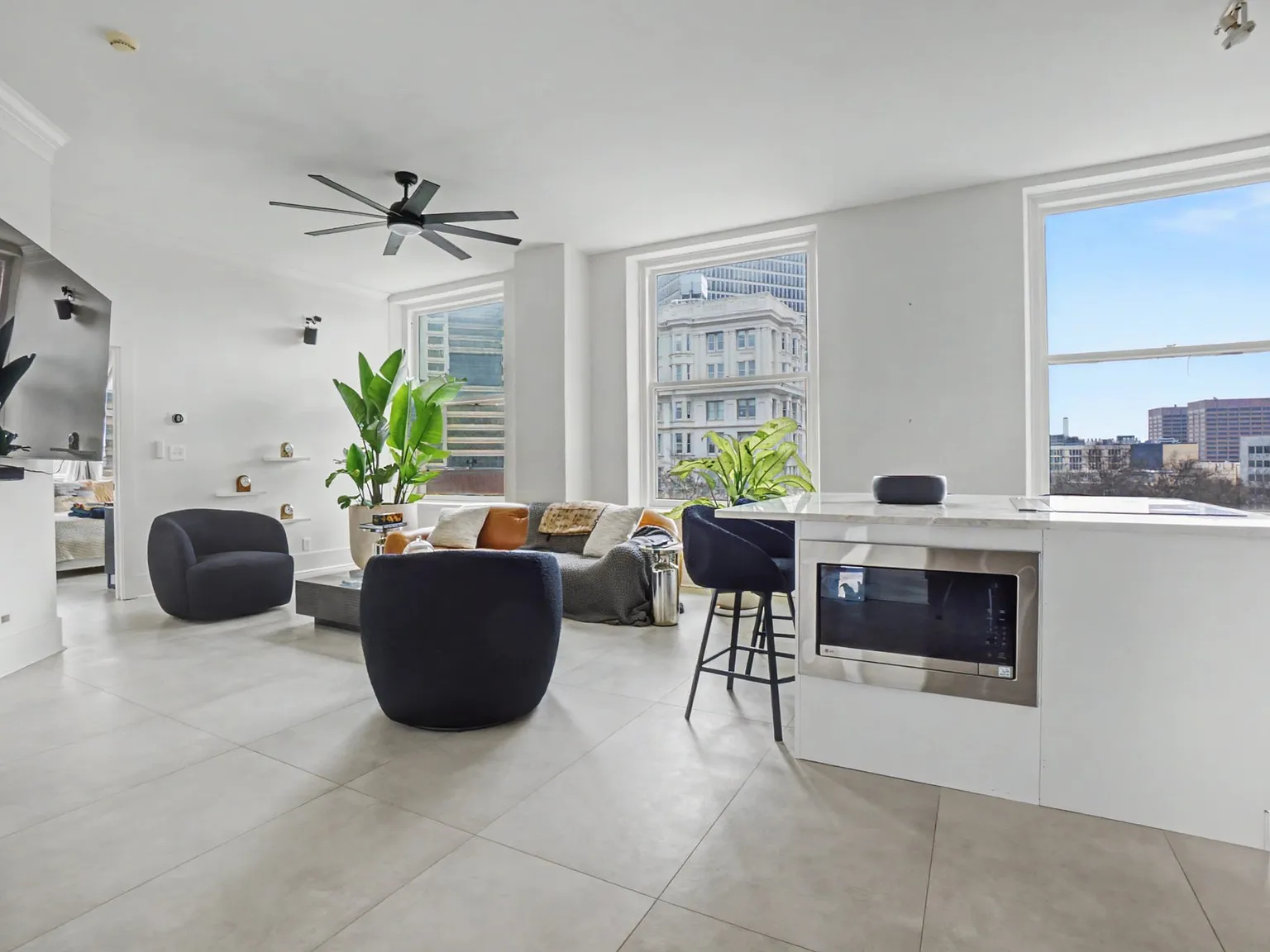 Downtown Atlanta Luxury Condo | Live at the Center of Everything! — Photo 2