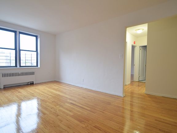 River Hill Gardens - Living Room - M83-03E