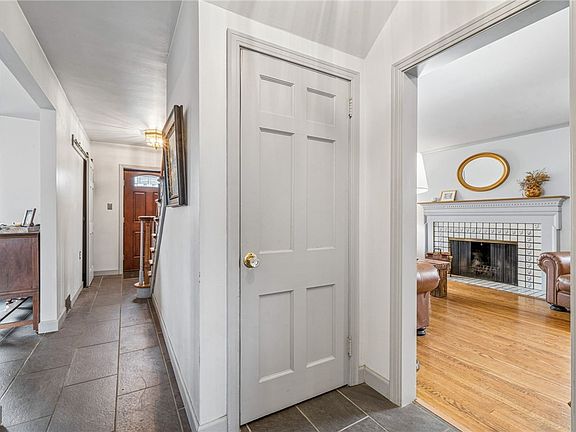 3rd image of 811 Spring St