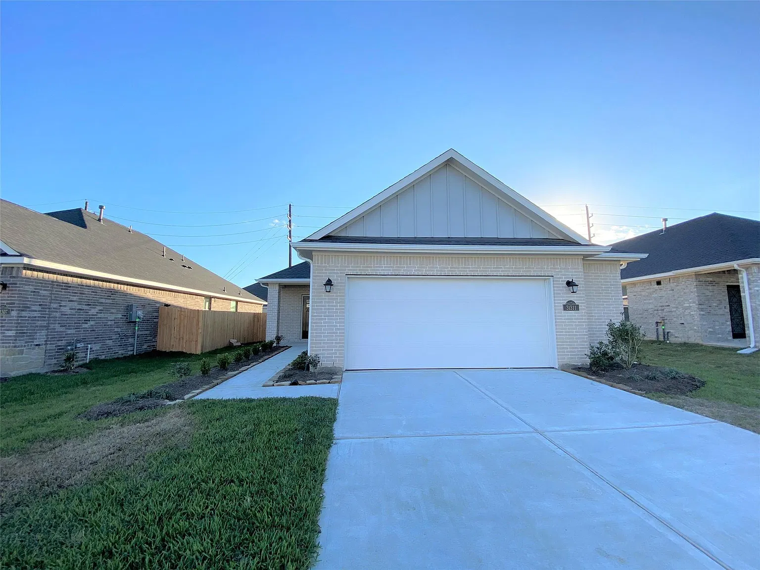 3 bed, 2.0 bath, 1349 sqft, $1,900 — Photo 2