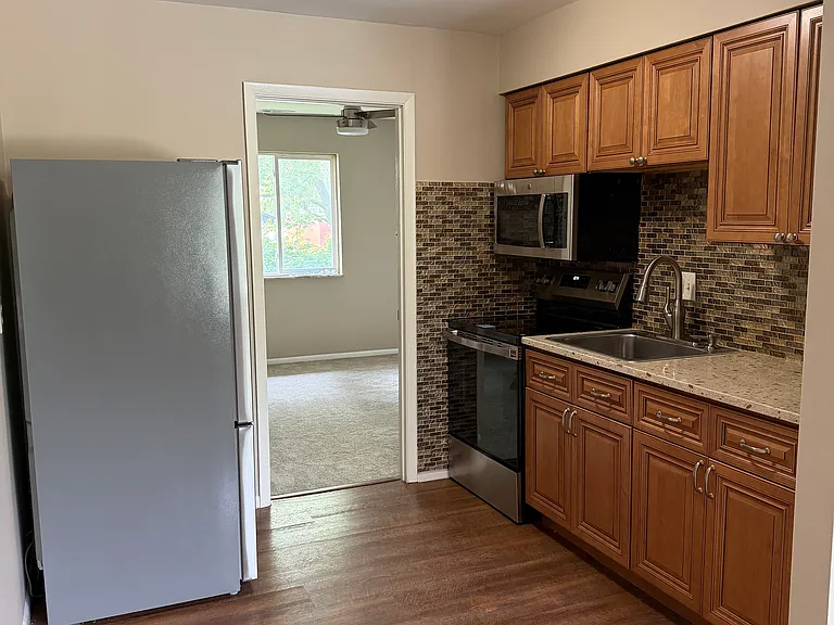 309 W Church St #B — Photo 8
