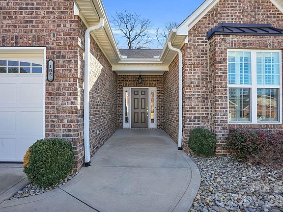 4th image of 105 Sweet Oaks Ln