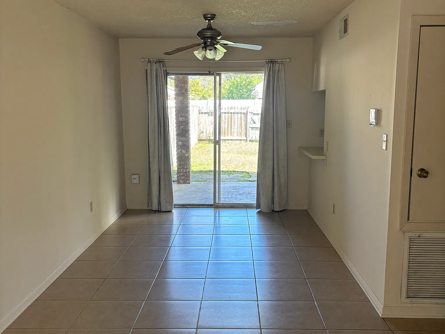 2 bed, 1.5 bath, 1000 sqft, $1,100 — Photo 3