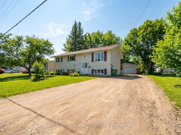 3 Selkirk St, Petawawa, ON K8H 1N8