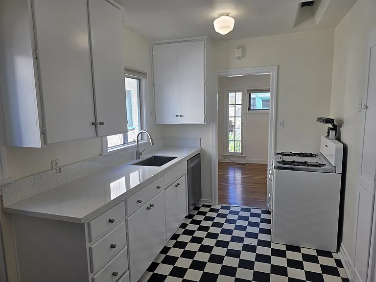 617 S Columbus Ave #A — Photo 13